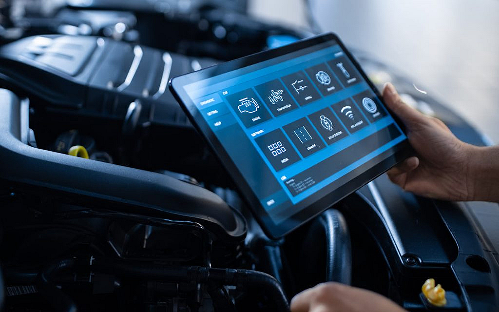 How-to-Use-an-Automotive-Diagnostic-Tool-B-171121-1024x640